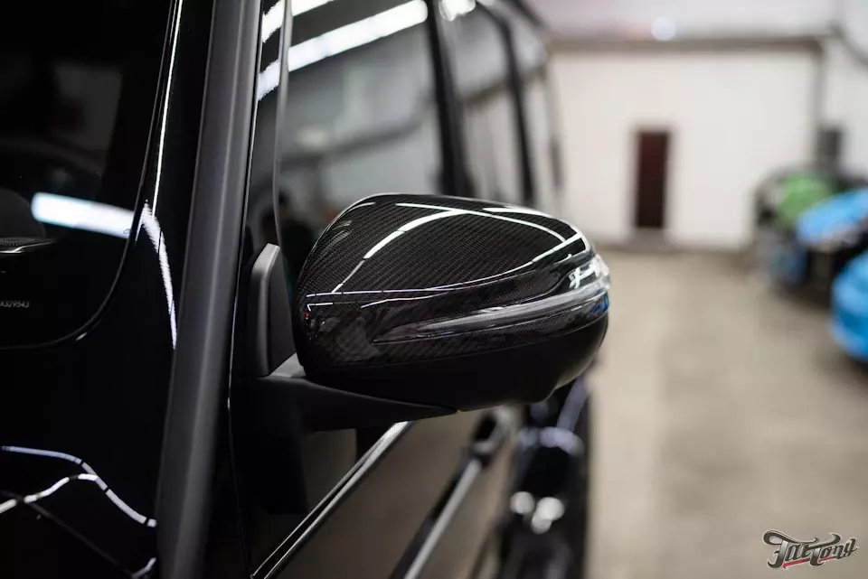 Mercedes G63 AMG. Ламинация карбоном кожуха запасного колеса, зеркал и вставки в руль!